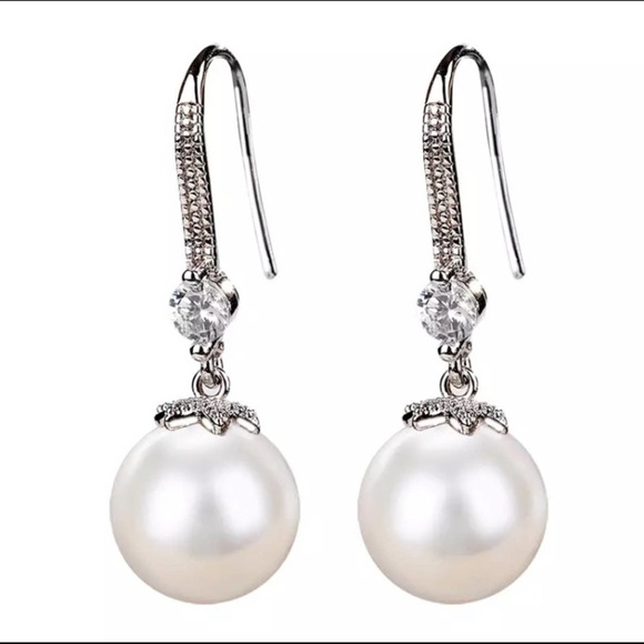 Jewelry - Elegant Pearl Dangle Earrings